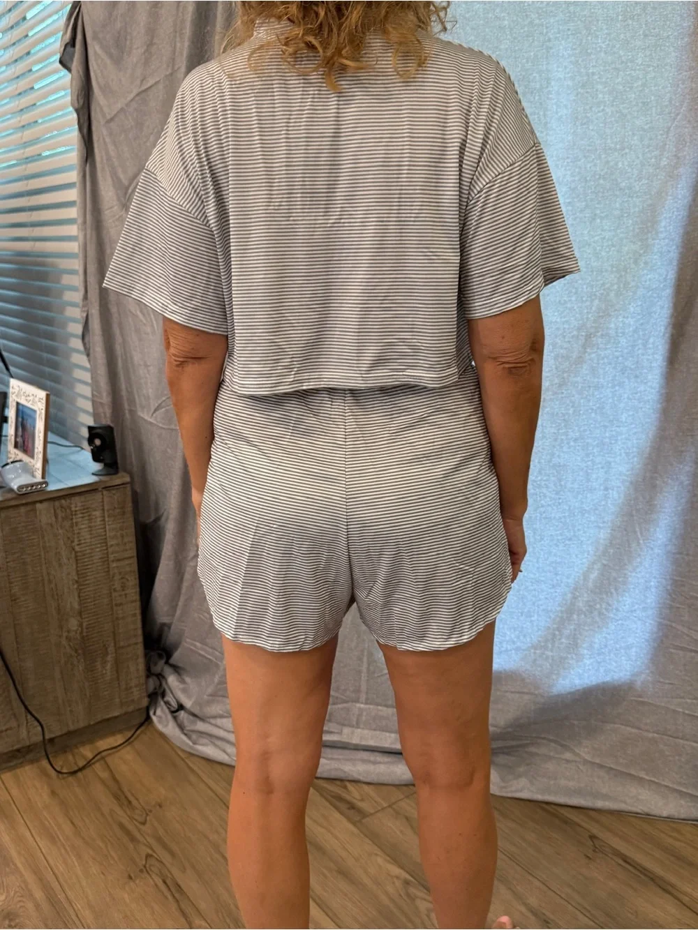 NWOT Women’s Striped Shorts Crop Top Set Size Large Gray White Loungewear 2 set